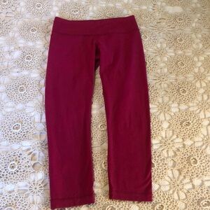 Lululemon sz 4 fuchsia pink capri leggings